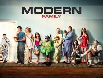 Modern Family - Season 10 - 22. A Year of Birthdays